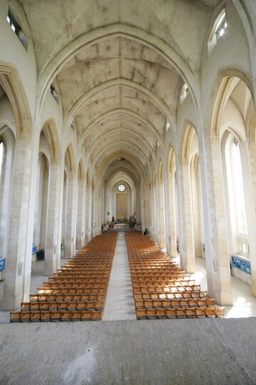 Image of the nave with pew chairs